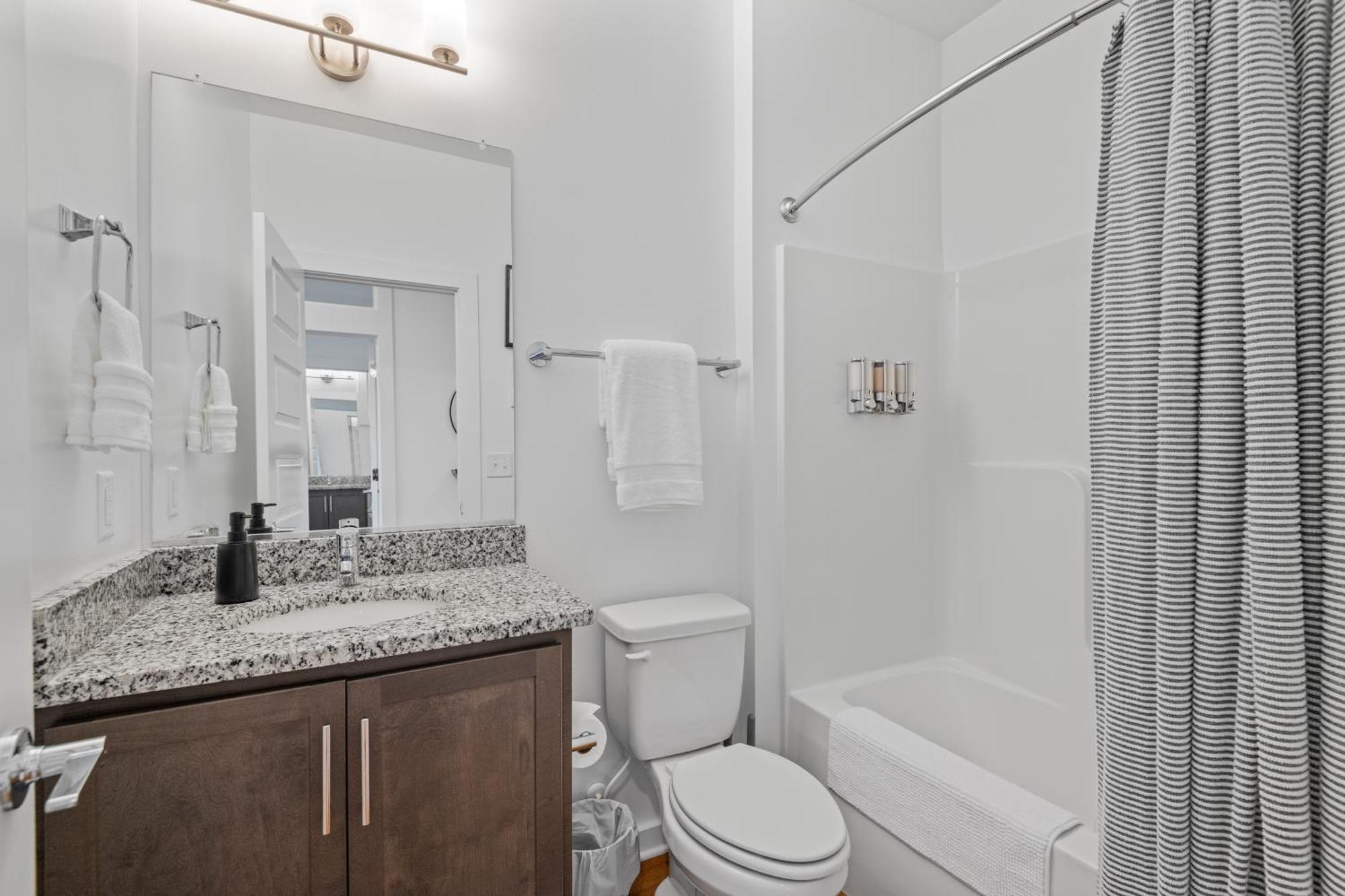 Charming Duplex Retreat In Old Town Manchester, Va Apartamento *